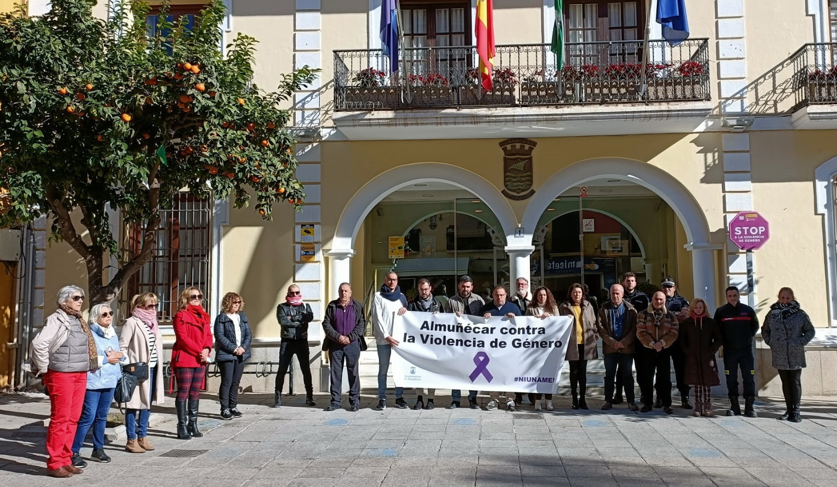 Almuñécar vuelve a rendir homenaje a las víctimas de violencia de género y condenar a los agresores.